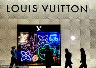 What are the differences between Chinese and Western consumers for luxury goods?