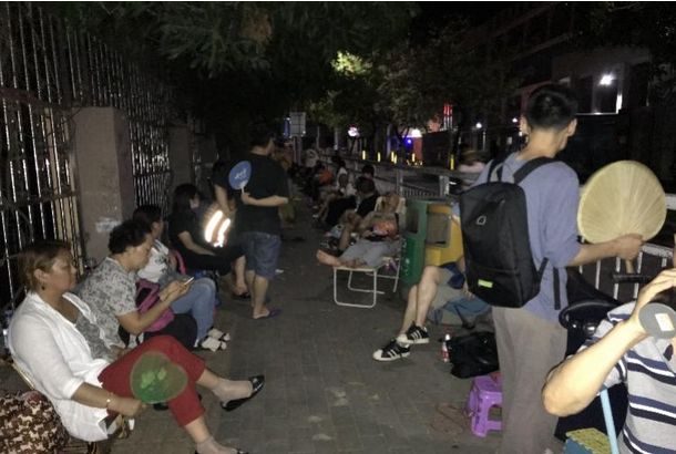 Parents stay up waiting in line for kindergarten recruitment